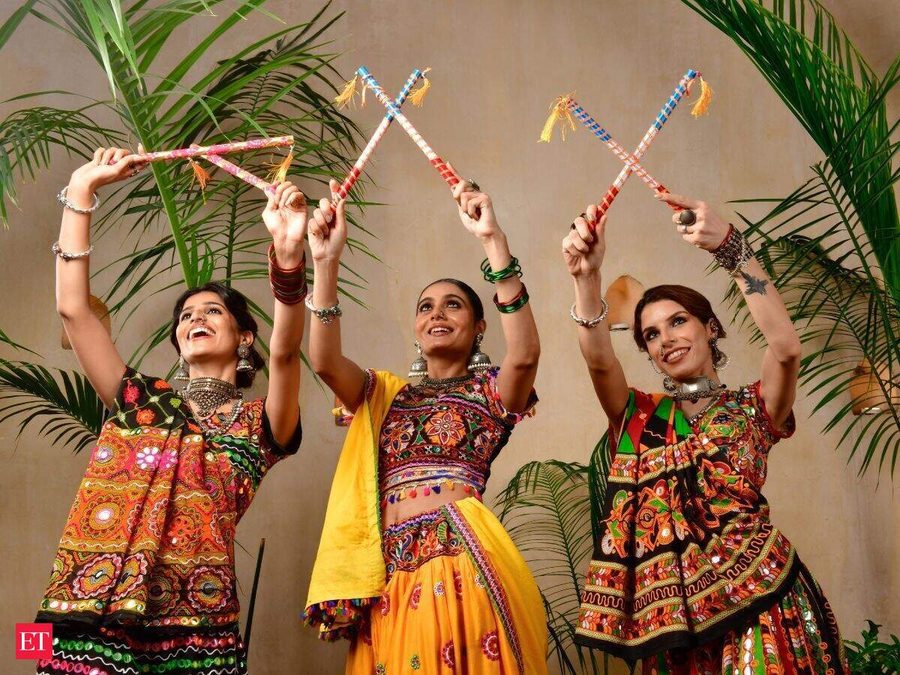 નવરાત્રિ ૨૦૨૬: નવ દિવસના નવ વિશેષ રંગોની સંપૂર્ણ યાદી અને તેનું આધ્યાત્મિક મહત્ત્વ