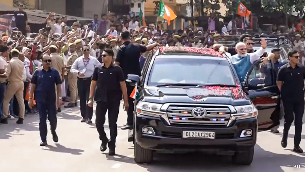 વડાપ્રધાન મોદીએ વારાણસીમાં કર્યો ભવ્ય રોડ શો, વસ્ત્રોના નવા કારખાનાનું પણ કર્યું લોકાર્પણ