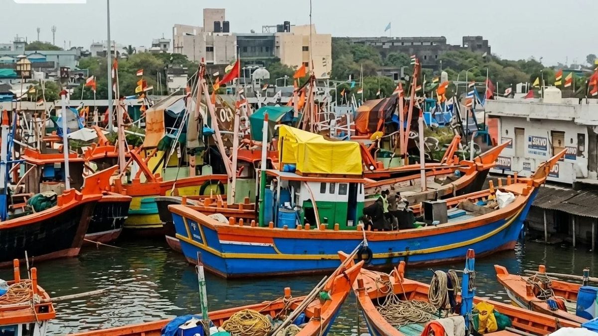 વેરાવળથી દ્વારકા સુધી ચાલતા ગેરકાયદે લાઈટ ફિશિંગ સામે માછીમારોમાં રોષ, આજીવિકા પર મોટું સંકટ