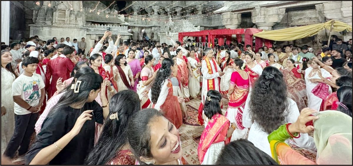 દ્વારકાધીશ મંદિરના પરિસરમાં શરદ પૂર્ણિમાની રાત્રે ભક્તિભાવથી મહારાસનું આયોજન