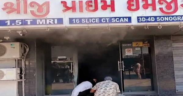 ડીસાના ડૉક્ટર હાઉસમાં આવેલ શ્રીજી પ્રાઈમ ઇમેજિંગ સેન્ટરમાં આગ ભભૂકી, ધુમાડાના ગોટેગોટાથી મચી દોડધામ
