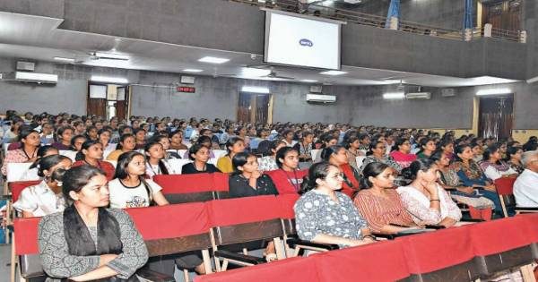 આણંદ કૃષિ યુનિવર્સિટીમાં બ્રેસ્ટ કેન્સર જાગૃતિ સેમિનાર યોજાયો