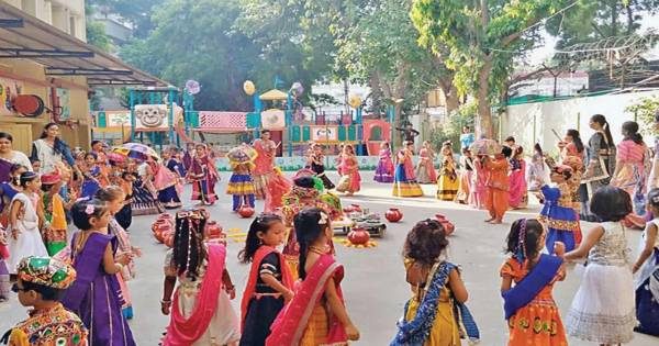 વલ્લભ વિદ્યાનગરની શાળામાં નવરાત્રિની ભવ્ય ઉજવણી, ધોરણ 9 થી 12 ના વિદ્યાર્થીઓ ગરબે ઝૂમ્યા