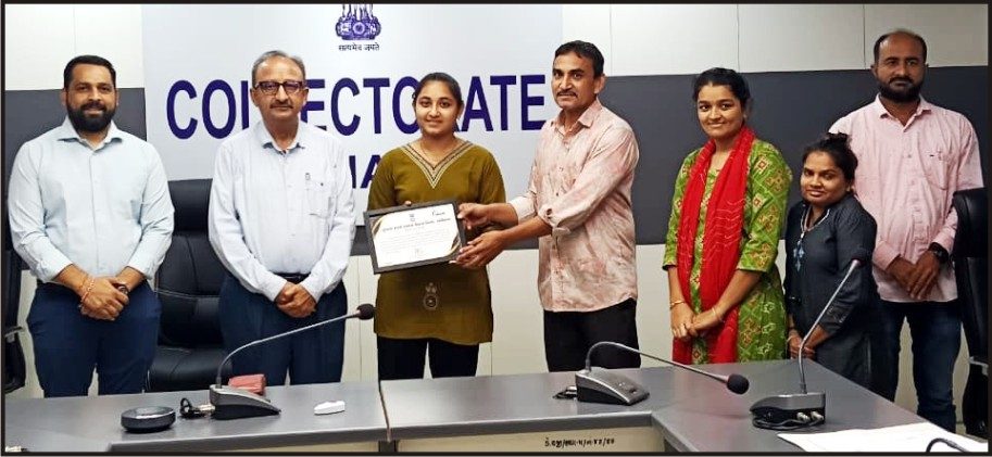 જામનગરના સફાઈ કામદારની દીકરી સાધનાબેને ધોરણ-12માં મેળવ્યા 87.71% ગુણ, કલેક્ટરે કર્યું સન્માન