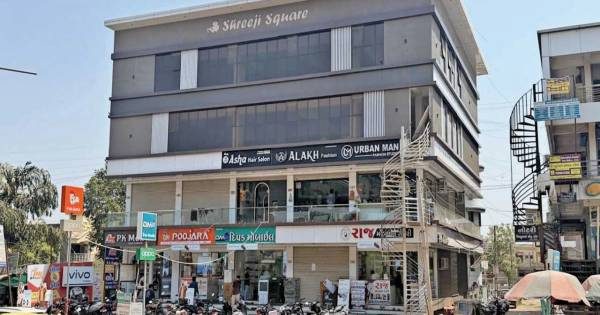 ડીસામાં ગેરકાયદેસર શોપિંગ સેન્ટરો સીલ કરવાની નોટિસની મુદત પૂરી, હવે તંત્ર શું પગલાં ભરશે તેના પર નગરજનોની નજર
