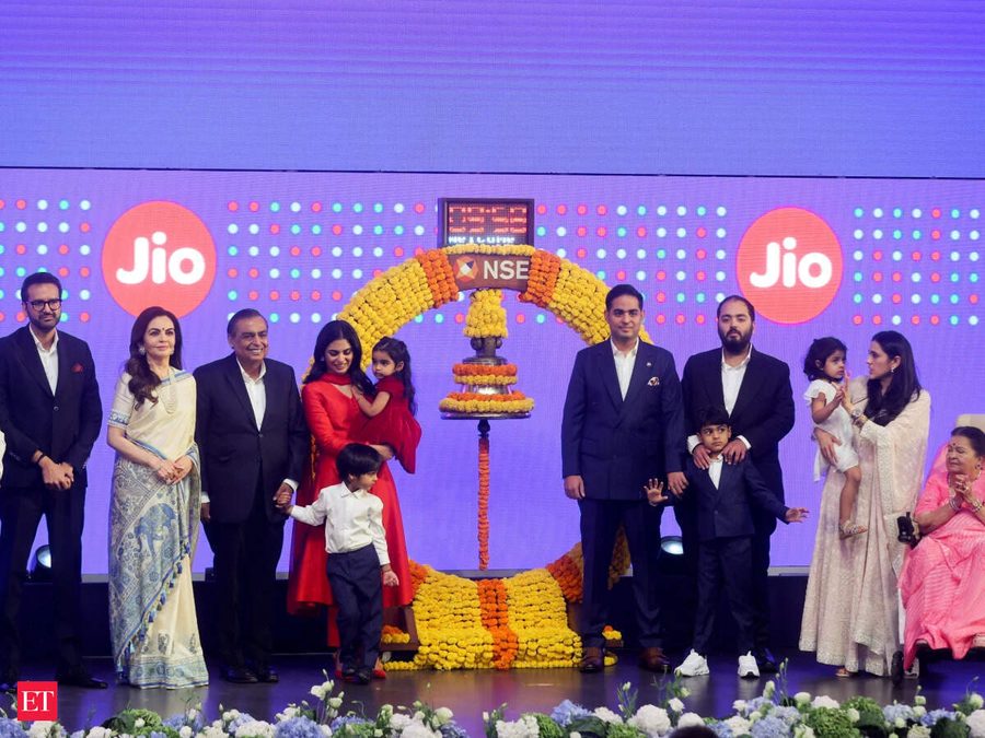 મુકેશ અંબાણીએ જિઓ આઈપીઓ માટે યોજી ભવ્ય પાર્ટી, ડ્રોન શો અને ડીજે સાથે જશ્નનો માહોલ