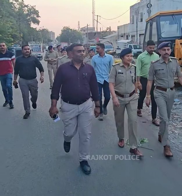 દિવાળી પહેલા રાજકોટ પોલીસ એક્શન મોડમાં, આજી જીઆઇડીસીમાં ડીસીપીની આગેવાનીમાં ફૂટ પેટ્રોલિંગ