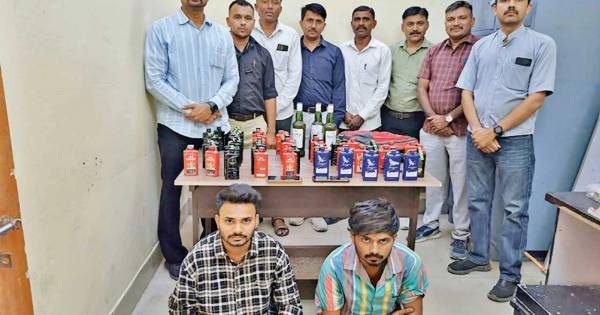 મહેસાણા રેલવે સ્ટેશને યોગા એક્સપ્રેસમાં શરીરે દારૂની બોટલો બાંધીને ફરતા બે ઝડપાયા