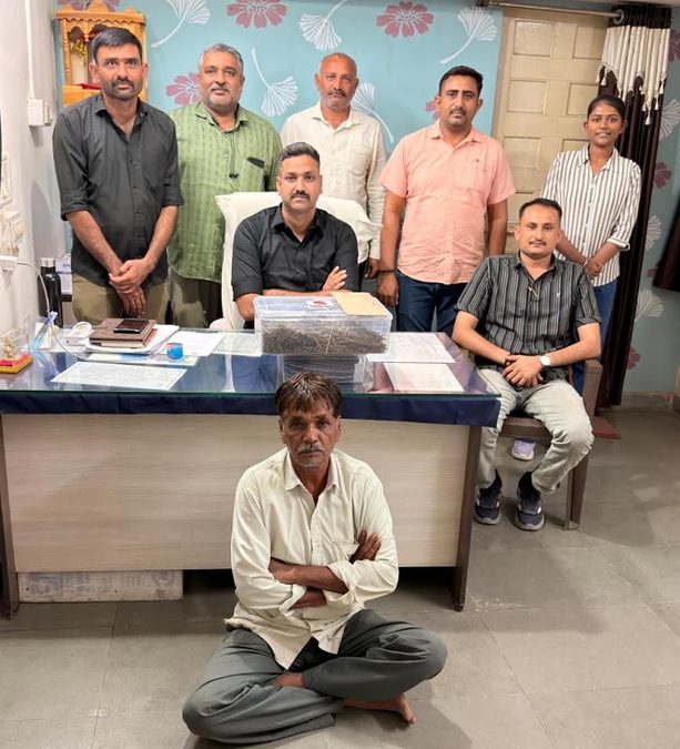 રાણપુરના ઉમરાળા ગામની સીમમાં દરોડો, 905 ગ્રામ ગાંજા સાથે એક શખ્સ પોલીસના શિકંજામાં