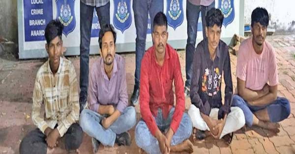 આણંદમાં કોમ્બિંગ નાઈટ દરમિયાન ચોરીની રીક્ષા સાથે પાંચ શખ્સો ઝડપાયા