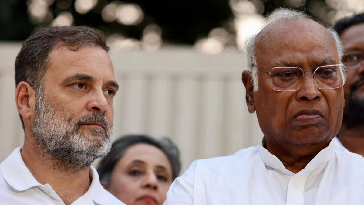 વોટ ચોરી વિવાદ ઘેરાયો: સીઈસી જ્ઞાનેશ કુમાર વિરુદ્ધ INDIA ગઠબંધનનું મોક પાર્લામેન્ટ