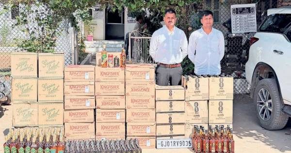 થરાદના દેથળી પાસેથી ખોટી નંબર પ્લેટવાળી ફોર્ચ્યુનર કારમાંથી લાખોનો વિદેશી દારૂ ઝડપાયો