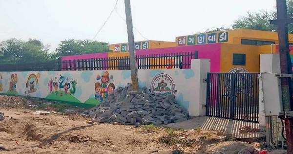 મહેસાણામાં લાખોના ખર્ચે બનેલી સ્માર્ટ આંગણવાડીઓ તૈયાર હોવા છતાં તાળાંબંધ, ભૂલકાંઓ સેવાથી વંચિત