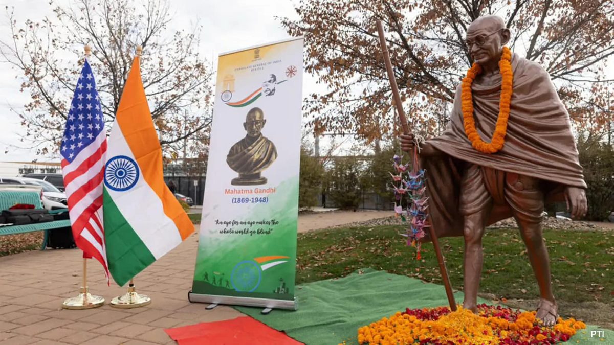 અમેરિકાના નોર્થ ડાકોટા રાજ્યમાં મહાત્મા ગાંધીની પ્રથમ જીવન કદની પ્રતિમાનું અનાવરણ