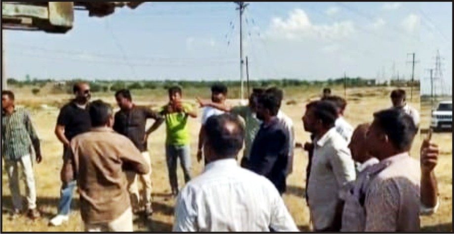 કાનપર શેરડી ગામે તળાવમાં વીજ પોલ નાખવાના મુદ્દે ગ્રામજનો અને કોન્ટ્રાકટર આમને-સામમને