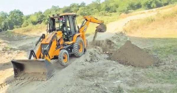 કાલોલના ઘુસર પંથકમાં ગેરકાયદે રેતી ખનન અટકાવવા તંત્રની લાલઆંખ, ગોમા નદી તરફ જવાના રસ્તાઓ ખોદી નાખ્યાં