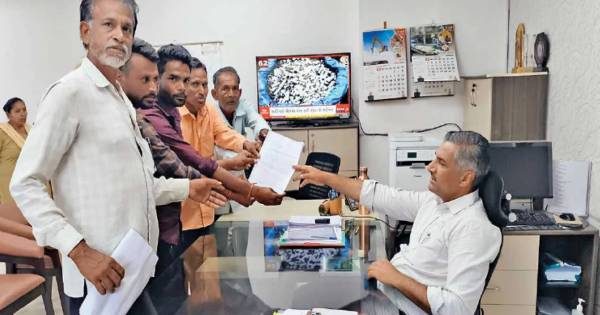 દીપકપુરા પ્રાથમિક શાળાના શિક્ષકની બદલી સામે ગ્રામજનોનો વિરોધ, શાળાને તાળાબંધી કરવાની ચીમકી
