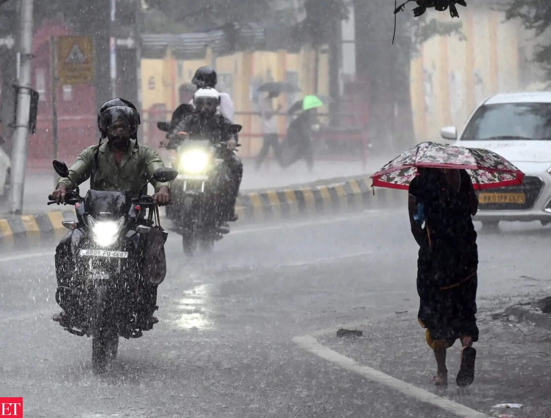 દેશના વિવિધ રાજ્યોમાં ગાજવીજ સાથે વરસાદની આગાહી: દક્ષિણ ભારતમાં મેઘમહેર, ઉત્તર ભારતમાં ચોમાસાની વિદાયનો દોર