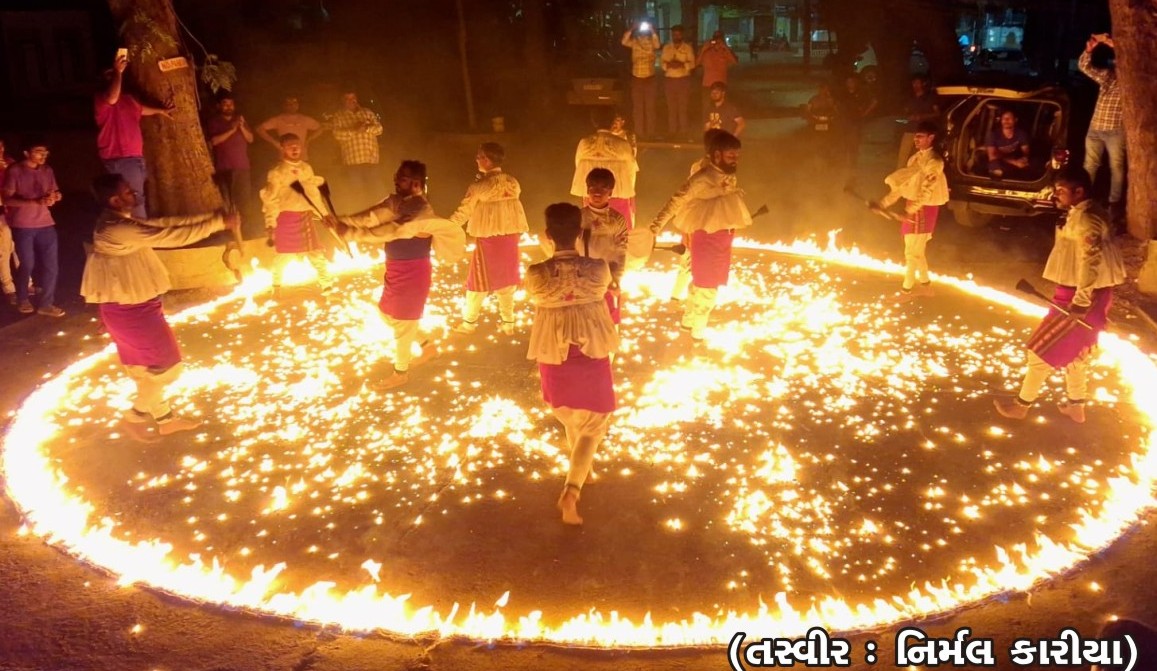 'છોટીકાશી' જામનગરમાં નવરાત્રિ પર્વની ભવ્ય તૈયારીઓ: અંગાર અને મશાલ રાસના આયોજનથી ખેલૈયાઓમાં અનોખો ઉત્સાહ