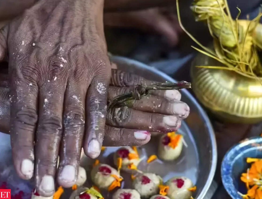 સર્વપિતૃ અમાસનું ધાર્મિક મહત્વ: જાણો શ્રાદ્ધ, તર્પણ અને પિંડદાન માટેનો સાચો દિવસ અને શુભ મુહૂર્ત