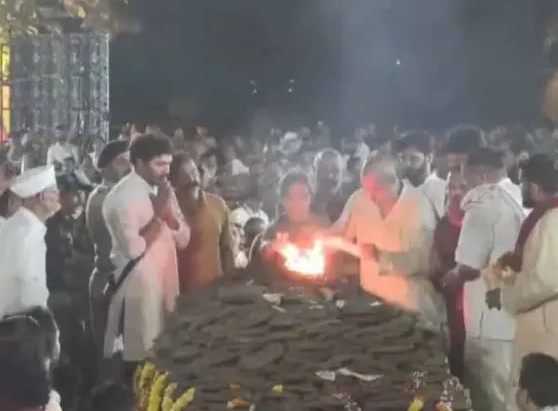 દિગ્ગજ અભિનેતા નાના પાટેકર પંચમહાભૂતમાં વિલીન: પુણેના ફાર્મહાઉસમાં પુત્ર મલ્હારે આપી મુખાગ્નિ, સિનેમા અને રાજકીય જગત શોકમગ્ન