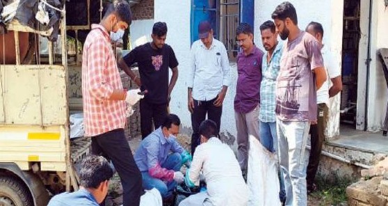 ભરૂચના ખાનપુર દેહમાં પોલીસના દરોડા: ૮૦ કિલો શંકાસ્પદ ગૌમાંસ સાથે ત્રણ શખ્સો ઝડપાયા, જીવિત ગાય મુક્ત કરાવાઈ