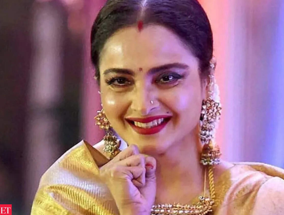 રેખાનો ૧૦૦ કરોડનો આલીશાન બંગલો 'બસેરા': છત્રી આકારની અદભુત રચના અને ગ્લેમરથી દૂર શાંતિપૂર્ણ જીવનની ઝલક