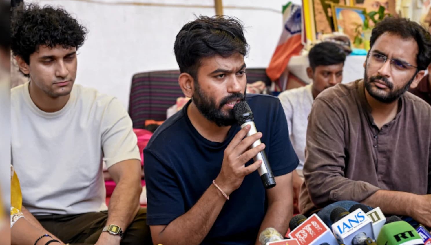 "તિરંગો લહેરાવવા જેલ જવા પણ તૈયાર": દિલ્હી અને મુંબઈમાં વિરોધ પ્રદર્શન પહેલાં સીજેપી સ્થાપક અભિજીત દિપકેનો દાવો