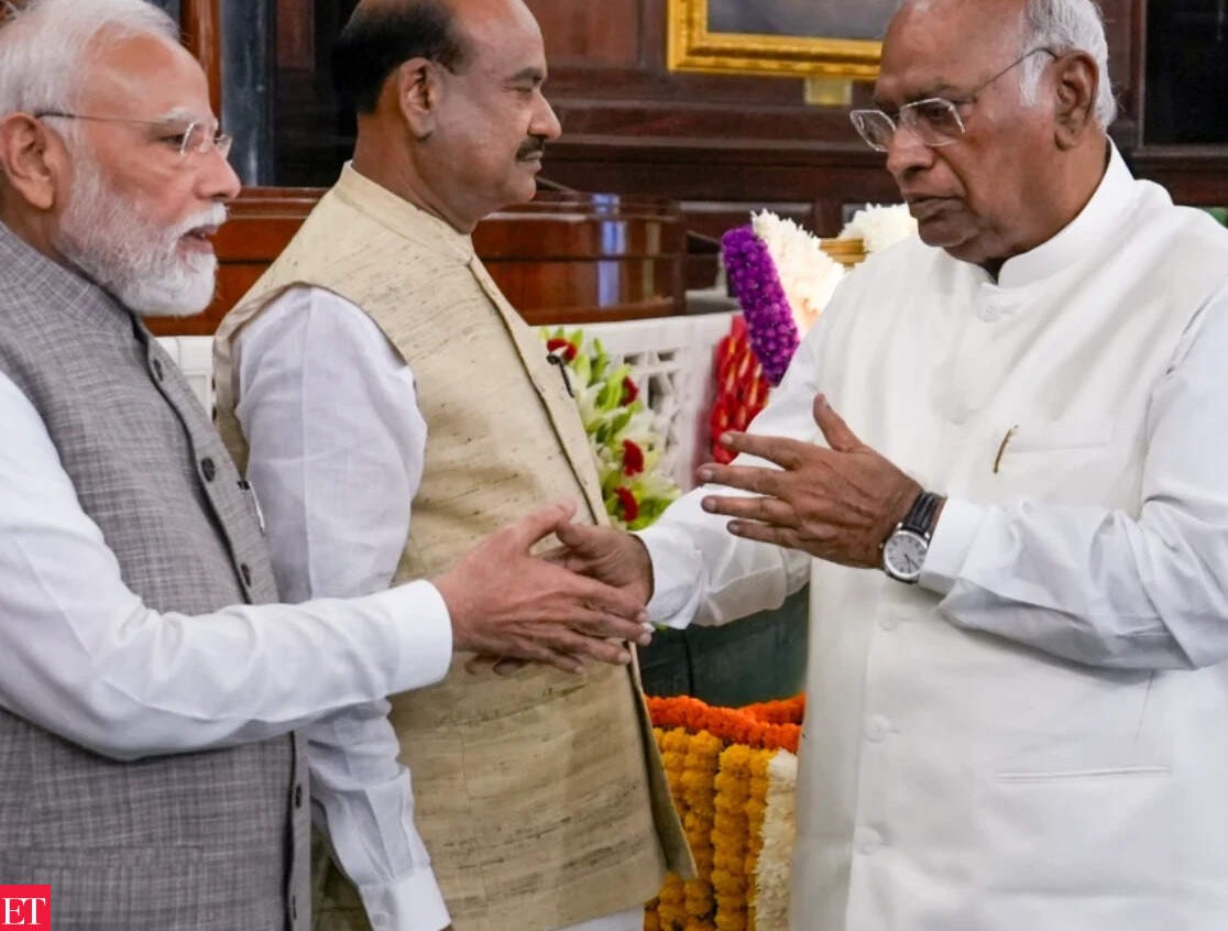 સંસદીય સત્ર અને સીમાંકન મુદ્દે ખડગેના વડાપ્રધાન મોદી પર આકરા પ્રહારો: લોકશાહીના મૂલ્યો જાળવવાની આપી ચેતવણી