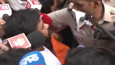 'હું એકલો છું, મેં કયો કાયદો તોડ્યો?': અટકાયત વખતે નેતા દીપકેની પોલીસ સાથે ઉગ્ર તકરાર, વિરોધ પ્રદર્શનને ગણાવ્યો લોકતાંત્રિક અધિકાર