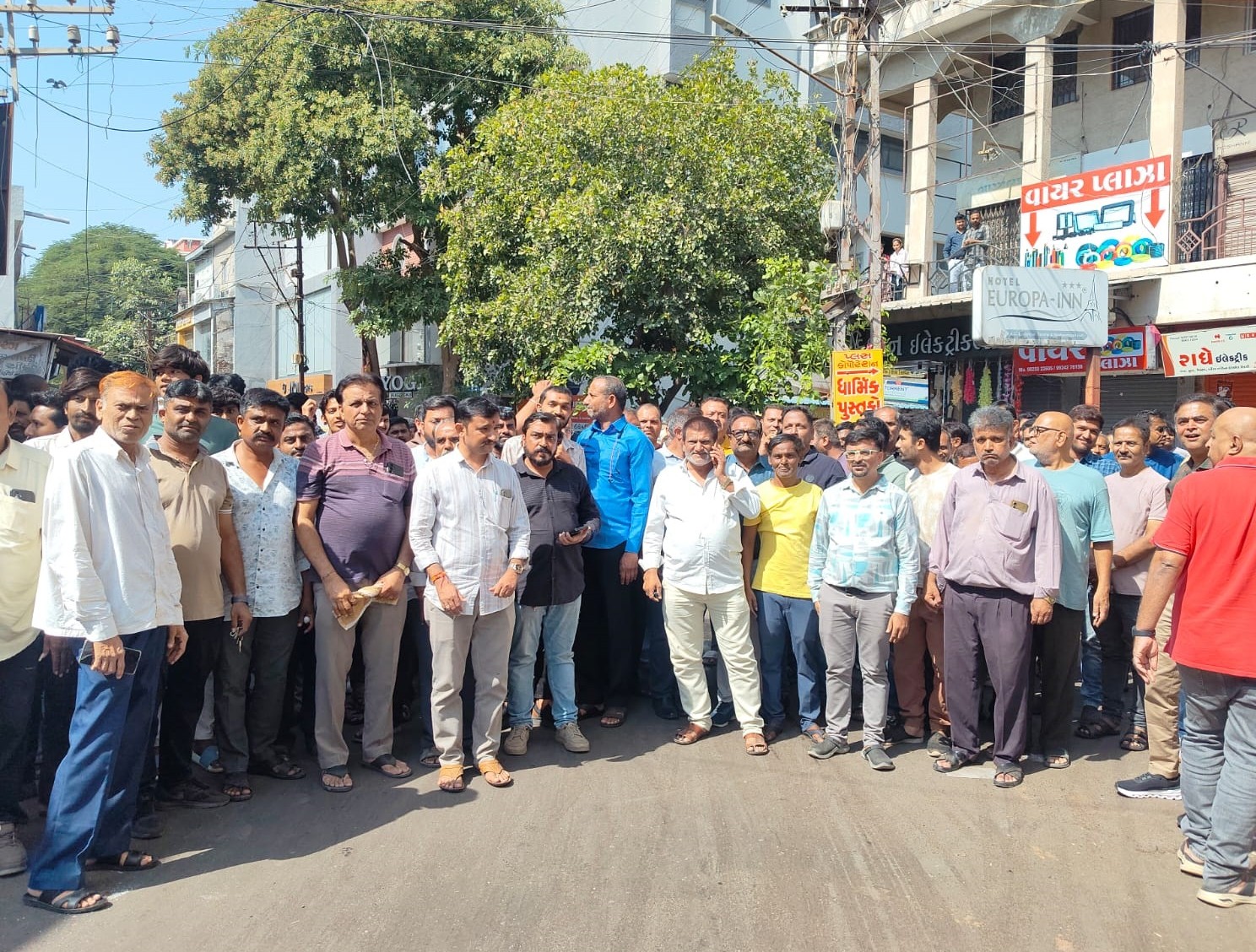 રાજકોટના સાંગણવા ચોક ઇલેક્ટ્રિક બજારમાં જીએસટી દરોડા સામે વેપારીઓનો ઉગ્ર વિરોધ અને હોબાળો