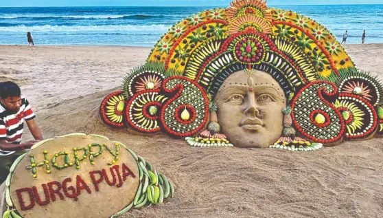 પુરીના દરિયાકિનારે આઠ ટન રેતી અને કુદરતી ફળોમાંથી સર્જાઈ મા દુર્ગાની દિવ્ય કલાકૃતિ