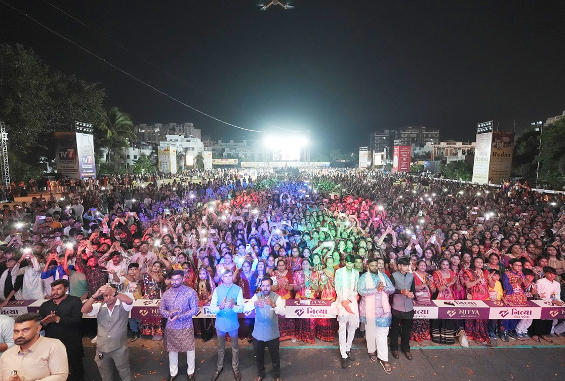 નવરાત્રિમાં રાજકોટ ખાતે નવસો કિલો સોનાના આભૂષણો સાથે આહીરાણીઓનો ભવ્ય અને અદભુત મહારાસ
