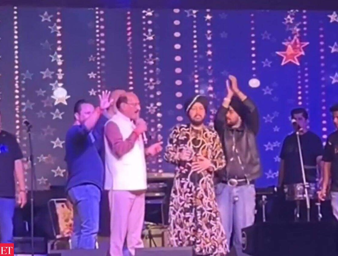 ઉત્તરાખંડમાં પંજાબી ગાયક દલેર મહેંદીનો લાઈવ કોન્સર્ટ વિવાદમાં ઘેરાયો, કેબિનેટ મંત્રીએ સ્ટેજ પર જ ગાયકને રોક્યા