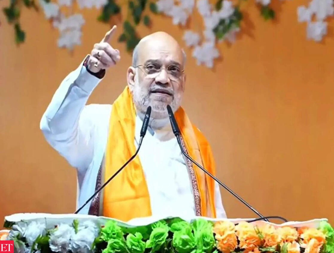 હૈદરાબાદના ઉદ્યોગપતિએ મોંઘીદાટ ગાડી બહાર જોઈ રહેલા બાળકોને અંદર બોલાવીને કરાવી રોમાંચક સફર