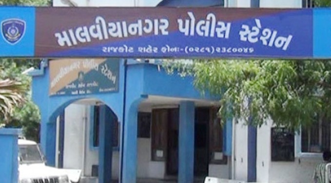 રાજકોટમાં વિજયા દશમીના પર્વ પર વડાપ્રધાનનું પોસ્ટર સળગાવનાર ચાર સામાજિક કાર્યકરોની અટકાયત