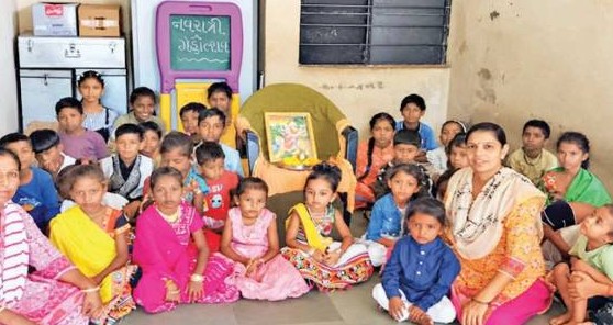 પાલનપુરની આંગણવાડીમાં નાનાં ભૂલકાઓએ રાસ-ગરબાની રમઝટ સાથે માણી ફાફડા-જલેબીની લિજ્જત