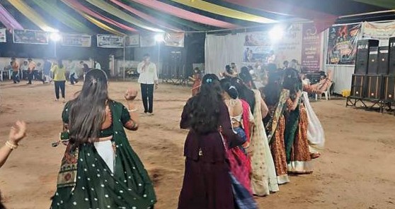 પાલનપુરની તિરૂપતિ ટાઉનશિપમાં દેશી ઢોલ અને શરણાઈના તાલે જામી ગરબાની ભવ્ય રમઝટ