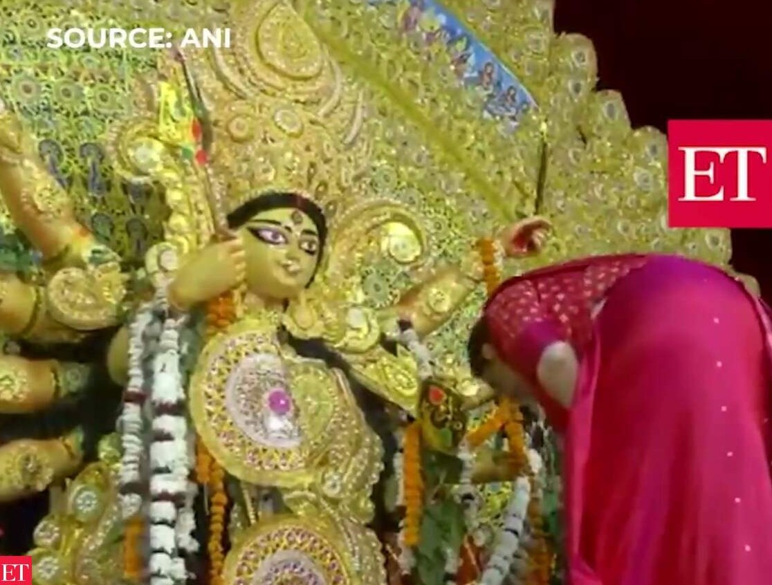 દિલ્હીમાં દુર્ગા પૂજા મહોત્સવ દરમિયાન સ્મૃતિ ઇરાનીએ ધૂનુચી નૃત્ય કરી સિંસૂર ખેલામાં લીધા ભાગ