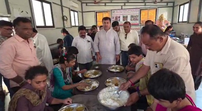 કેન્દ્રીય ગૃહમંત્રી અમિતભાઈ શાહના જન્મદિવસે રાજકોટમાં અનોખી સેવા: મનોદિવ્યાંગ બાળકોને ભોજન કરાવવામાં આવ્યું