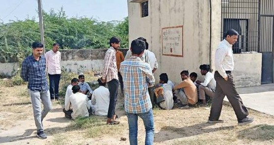 બહેન સાથેના પ્રેમસંબંધની અદાવતમાં ભાઈએ યુવકને દારૂમાં નશાની ગોળી આપી ગળેટૂંપો દઈને મોતને ઘાટ उतार્યો