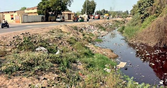 અમદાવાદના પિરાણા-પીપળજ રોડ પર કેનાલમાં બેફામ છોડાતું ઝેરી કેમિકલયુક્ત પાણી, તંત્ર નિષ્ક્રિય