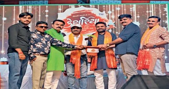 પાલનપુરના ગુરુકૃપા સેવા ટ્રસ્ટ દ્વારા નવરાત્રી મહોત્સવમાં ખેલૈયાઓ માટે અનોખી પહેલ, અઢીસોથી વધુ ઈનામોનું વિતરણ