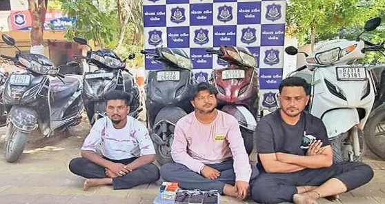 મોડાસાની બાગેનિશાદ સોસાયટીમાં પોલીસના સપાટાથી જુગારીઓમાં ફફડાટ, ત્રણ શખ્સો ઝડપાયા