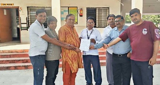 ભાભરમાં રેલવે પ્રશ્ને જન સંવાદ યોજાયો: મહત્વની ટ્રેનોના સ્ટોપેજ અને આધુનિક સુવિધાઓ વધારવા લેખિત રજૂઆત