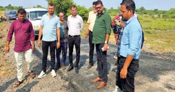 કરોડના ખર્ચે બનેલા નવા રસ્તાના માત્ર આઠ જ દિવસમાં ડામરના પોપડા ઉખડતા ભારે વિવાદ સર્જાયો
