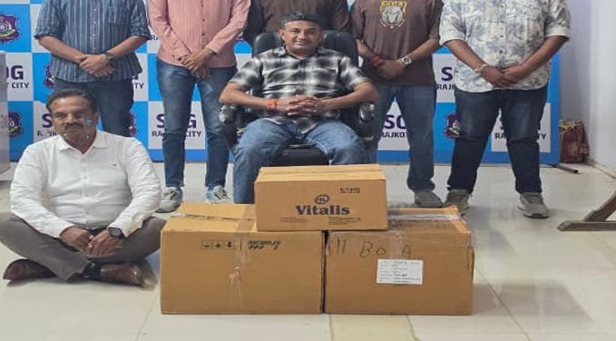 રાજકોટમાં આરોગ્ય વિભાગની ઘોર બેદરકારી: ડિગ્રી વગર અઠ્ઠાવીસ વર્ષથી મીની હોસ્પિટલ ચલાવતો બોગસ તબીબ ઝડપાયો