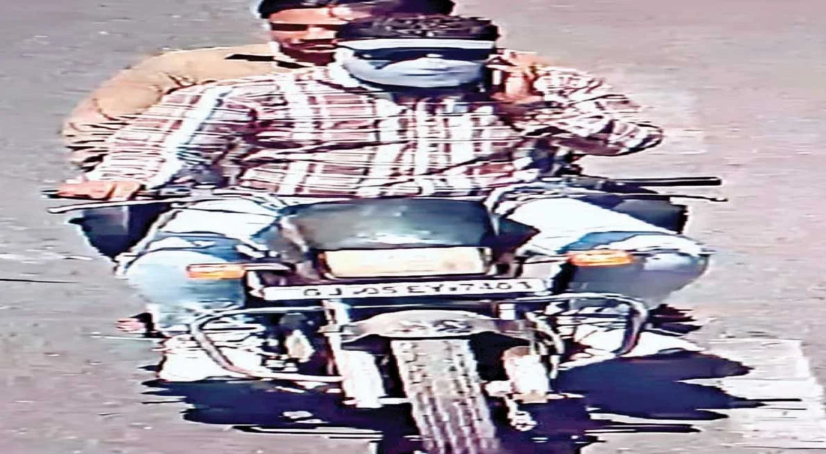 રાજકોટમાં ધોળા દિવસે સનસનાટી: મામા-ભાણેજને આંતરી ૧૧ લાખની લૂંટ, ભાણેજ જ શંકાના દાયરામાં