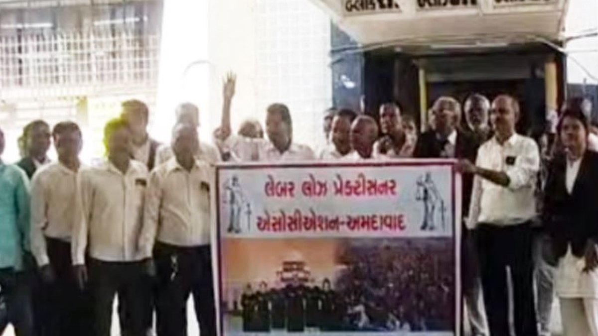 નવી શ્રમિક સંહિતાના વિરોધમાં રાજ્યભરના ધારાશાસ્ત્રીઓની લડત: ન્યાયિક કામગીરીથી અળગા રહીને નોંધાવ્યો પ્રચંડ વિરોધ