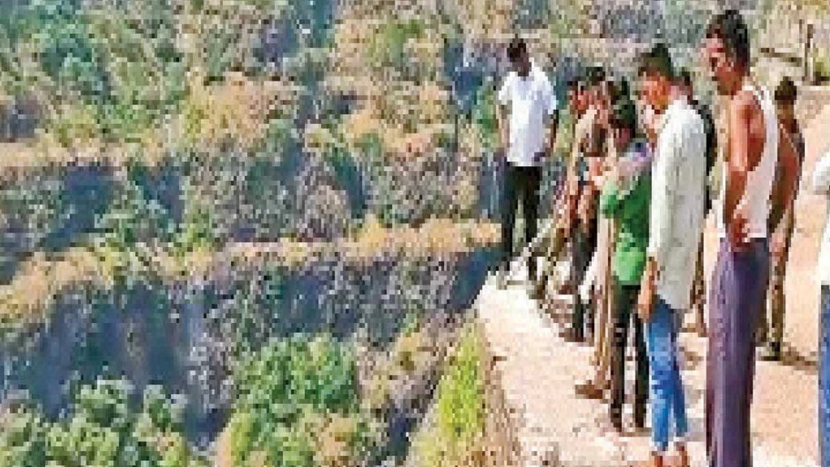 પંચમહાલના પવિત્ર પાવાગઢ ડુંગર પર ભદ્રકાળી માતાજીના દર્શન કરીને પરત ફરતા સમયે અકસ્માત, અસાવચેતીથી અંદાજે ढाईસો મીટર ઊંડી ખીણમાં પટકાતા યુવકનું કરૂણ મૃત્યુ